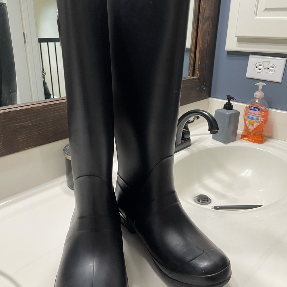 Bamboo brand rain boots. Size 9. under knee height